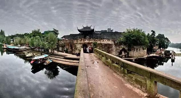 wps一个表格中如何插入多张照片？游戏画面